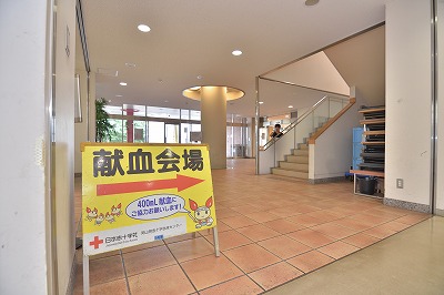 写真：献血会場へ案内する看板