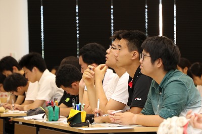 写真：講演を聴講する男子学生