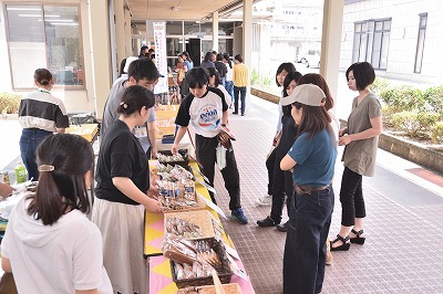 写真：たくさんの学生や教職員が買い物にきている
