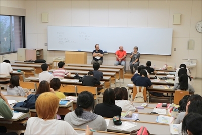 写真：大勢の学生を前に、エピソードを話す岡田さん夫妻と大谷さん