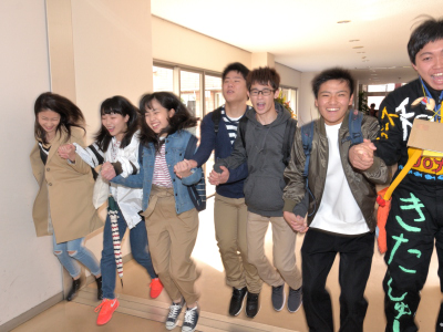 写真：オリエンネーションセミナー中の学内見学の様子、みんなでジャンプ、新入生6人と先輩スタッフ1人