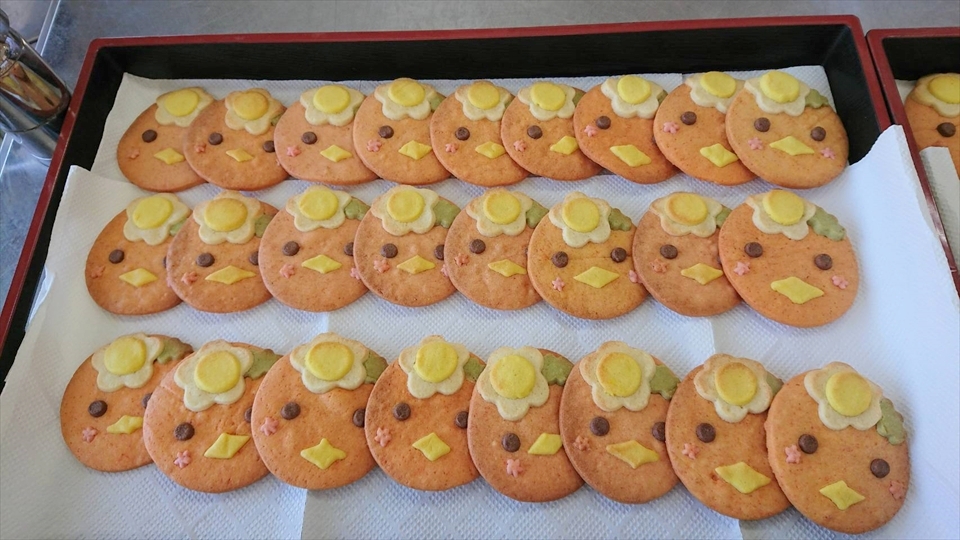 写真：バットの上に並べられたみまっぱちゃんのクッキー