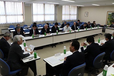 写真：代表者会議の様子。コの字型に並べられたテーブルに、各団体の代表者が座っている。