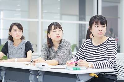 写真：熱心に報告を聞く島根大学生3名