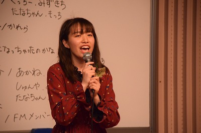 ステージで歌う学生