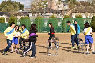 写真：椅子取りゲームをしている学生たち