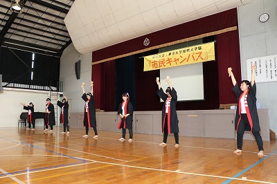写真：地元高知のよさこい踊りを披露する高知県人会の学生