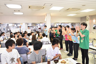 写真：昼食時にいただきますの掛け声を参加者と一緒にする学生スタッフたち