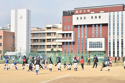 写真：ポジション別で外野手の守備講習を受ける受講者たち