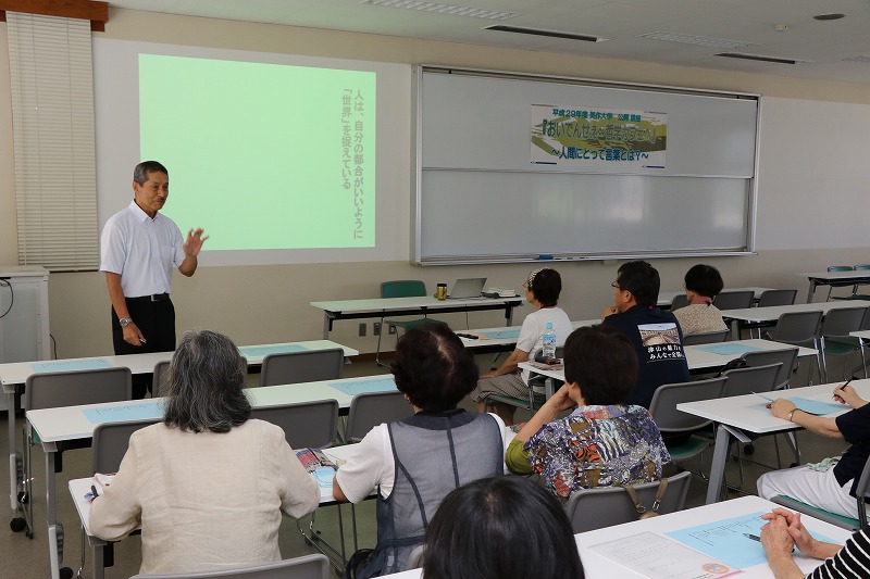 写真：横川教授と、その話を聞く受講者