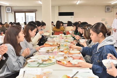 写真：提供された食事をおいしそうに食べる学生たち