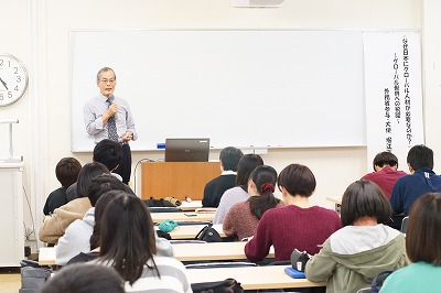 写真：特別講義の講師堀江先生が熱心に講義