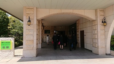 施設の入り口の写真