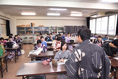 写真：a授業中に先生の後ろから撮影。先生も浴衣着用。ほとんどの学生が浴衣着用