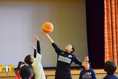 写真：バスケットボールで戦う学生たち