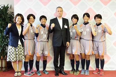 写真：選手代表の5名と監督と市長と記念撮影