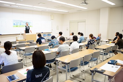 写真：公開講座第2回。岡村先生の講義を熱心に聞く受講生