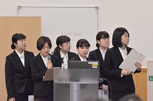 写真：卒業研究発表の様子。女子学生6名のグループ