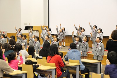 美作大学附属幼稚園の園児たちが歌う様子