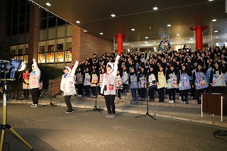 写真：観衆の前でダンスを披露する学生たち