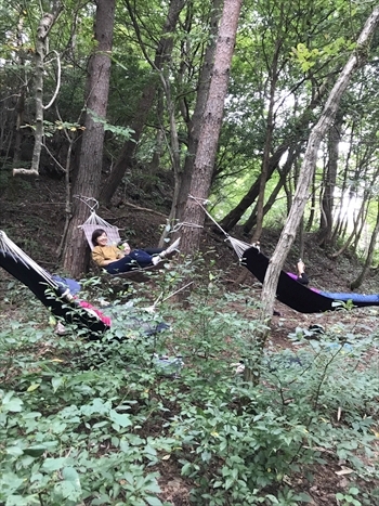 写真：森でハンモックに揺られる学生