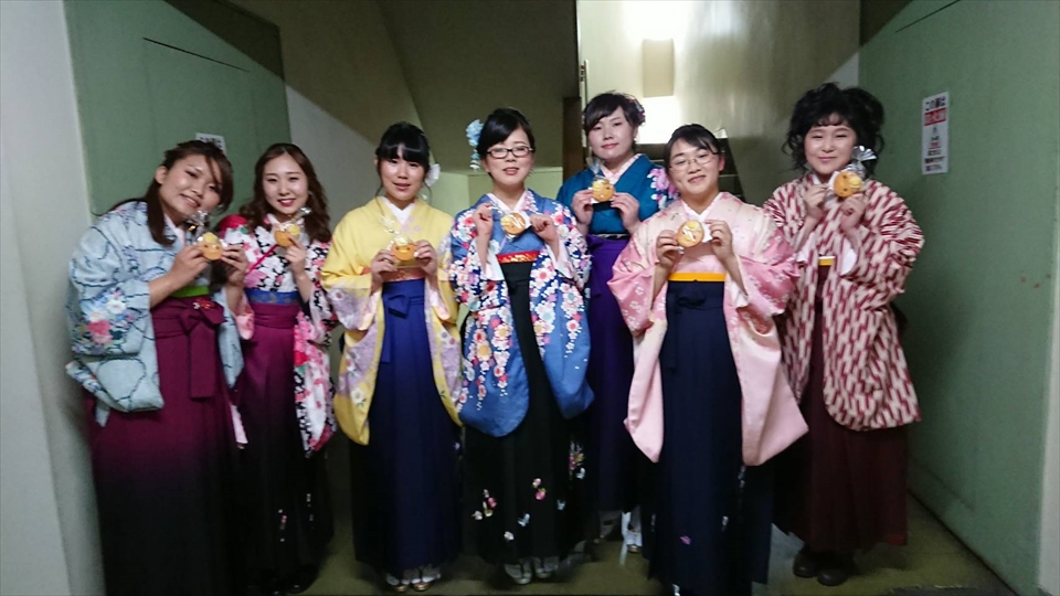 写真：はかまを着た7名の女子学生がみまっぱクッキーを持っている様子
