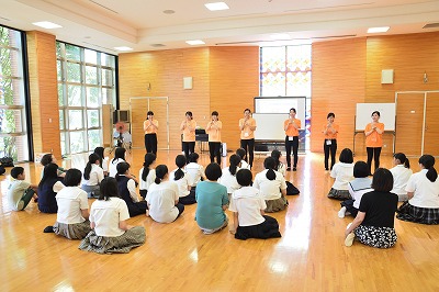 写真：幼児教育学科学科イベントで手遊びを披露する学生スタッフ7名