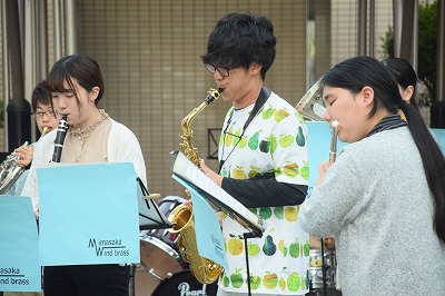 中庭で演奏する吹奏楽部員たち