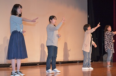 写真：手話サークルのメンバーの手話による歌の披露