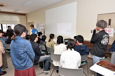 写真：プレゼンテーションを使用して、研究室活動を紹介するグループ