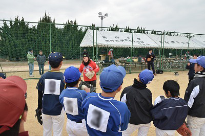 写真：外野手の講習で熱心に指導する田本選手
