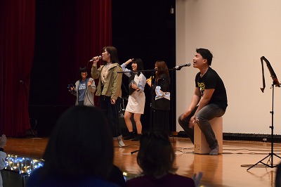 ステージ上で歌う学生たち