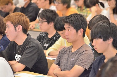 写真：講演を聴講する学生たち