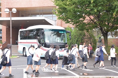 バスから降りてくる高校生たち