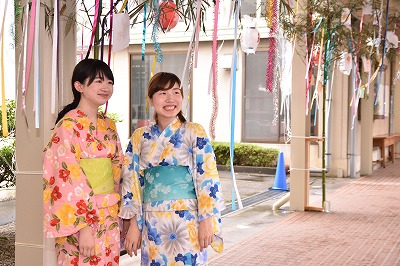 写真：a七夕飾りの下で2人の女子学生