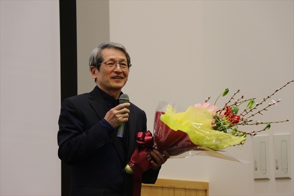 写真：花束を抱えている後藤先生