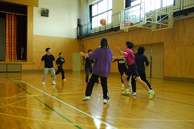 写真：バスケットボールで戦う学生たち