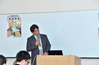 写真：熱意を込めて説明する高知県教育委員会の職員
