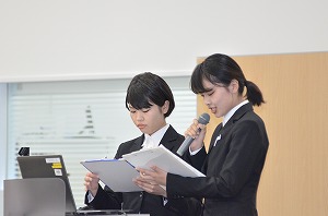 写真：卒業研究発表の様子。女子学生2名のグループ
