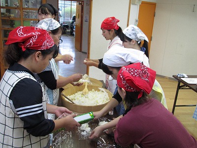 写真：津山市立中央児童館での収穫祭の様子。準備する学生