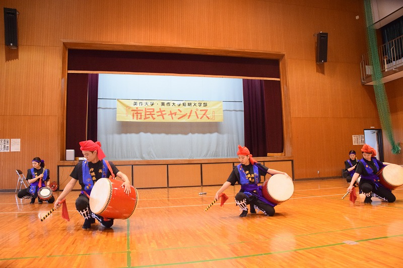 ステージでダンスを披露する沖縄県人会