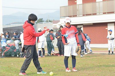 写真：投手講習でボールのさばきについて指導するしげふじ選手
