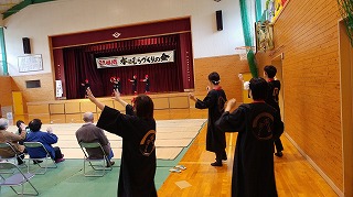 写真：客席で踊る高知県人会の学生