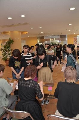 写真：長蛇の列で並ぶヘアアレンジ予約申込の学生