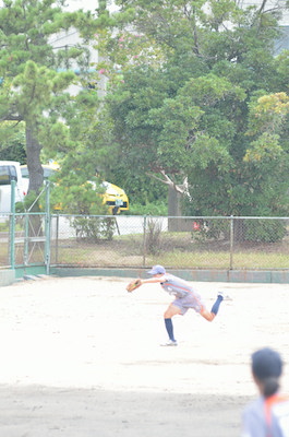 写真；外野フライを飛びついて捕球する一岡さん