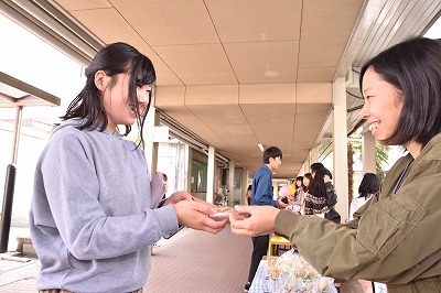 写真：購入した商品を受け取る学生