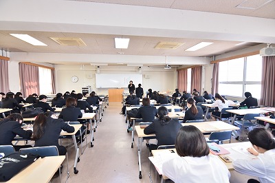 写真：学生の質問に答える藤本先生