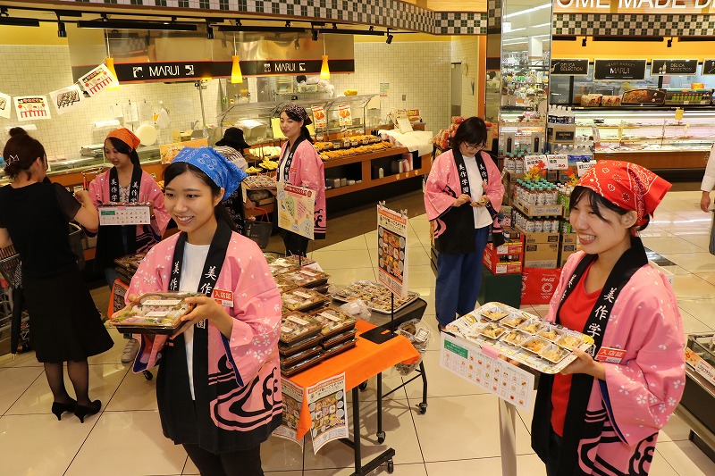 写真：マルイ店内の特設販売スペースで販売キャンペーンを行う学生