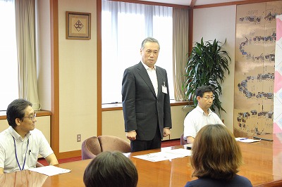 写真：激励のことばをかける谷口津山市長