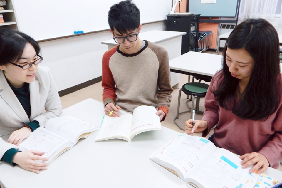 写真:3人の学生が国試の対策を行っている。